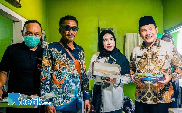 Subandi-Mimik Kunjungi Pembuat Bandeng Olahan, Bantu Solusi dan Endors Bandeng Sidoarjo