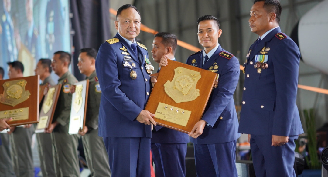 Danyonko 464 Kopasgat Letkol Pas Puthut HM M.Han ketika mendapat LASO dari Kasau